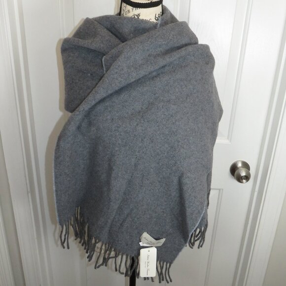 NWT Italian Woolen Treasures Gray 100% Wool Scarf 17"x81" Fringe Made in Italy - Picture 1 of 8